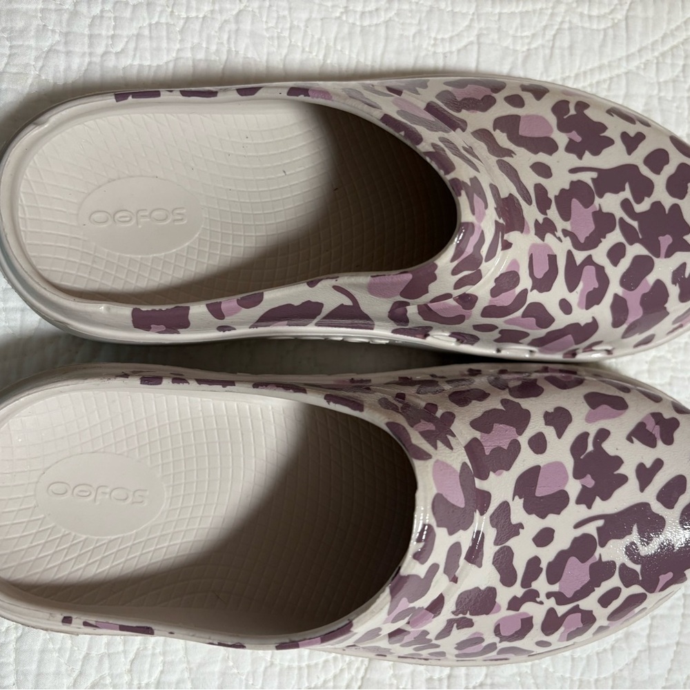 OOFOS Women's Mauve and Cream Clogs